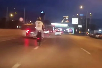 Bursa’da plakasız motosiklet sürücüsünün tehlikeli hareketi kamerada
