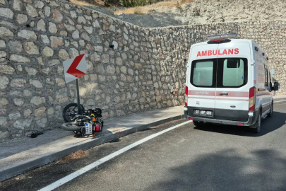 Motosiklet önce yön levhasına, sonra duvara çarptı: 1 ağır yaralı
