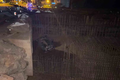 Kontrolden çıkan otomobil, 5 metre yükseklikten alt geçit inşaatının temeline uçtu: 2 yaralı
