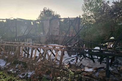 Bursa’da metruk bina alevlere teslim oldu
