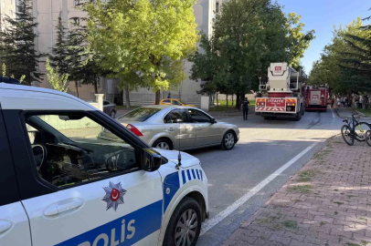 Balkonda çıkan yangın eve sıçramadan söndürüldü
