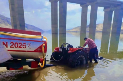 Hasankeyf’te baraj suyuna gömülen traktörü vatandaşlar çıkardı
