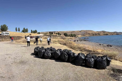 Van Gölü kıyısında temizlik seferberliği: 100 kişi katıldı, 4 ton çöp toplandı

