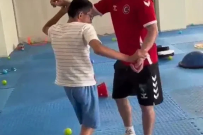Körfez’in özel sporcularından zafer pozu
