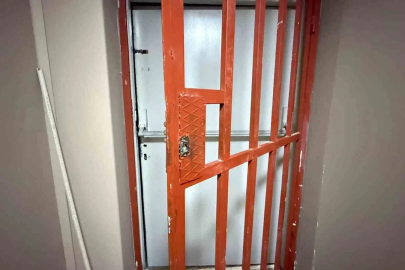 Mühürlü eğlence mekanı, eski diş kliniğinden açılan kapıyla işletildi iddiası
