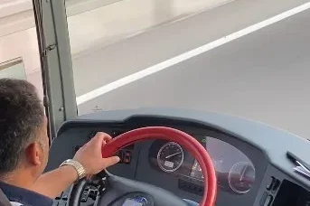 Yolcu otobüsü şoförünün seyir halindeyken müzik keyfi yolcu kamerasında
