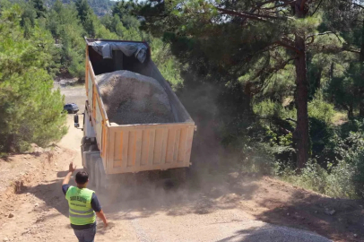 Tarsus’un kırsal mahallelerinde ulaşım için yol mesaisi
