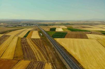 Kars’ta tarım arazileri havadan görüntülendi: Tarlalar halı ve kilim desenlerini aratmadı
