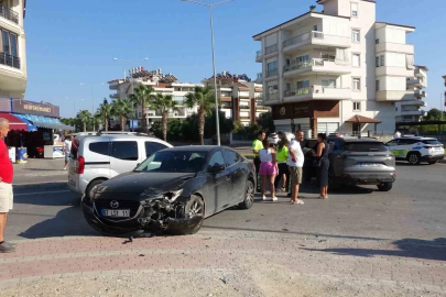 Kavşaktan geçerken yolun ortasında duraklayan otomobil, 3 araçlı kazaya neden oldu
