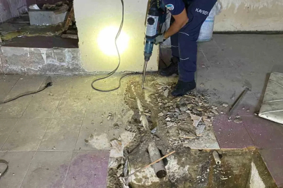 Su borusuna sıkışan yavru kediyi itfaiye kurtardı

