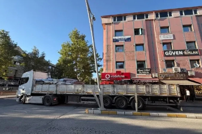 Erzincan’da tırın dorsesi aydınlatma direğine çarptı
