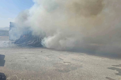 Mardin’de tarla yangını parke taşı imalathanesine sıçradı
