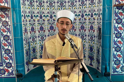 Konuşurken kekeleyen vekil imam hatip, Kur’an-ı Kerim’i ve duaları takılmadan okuyor
