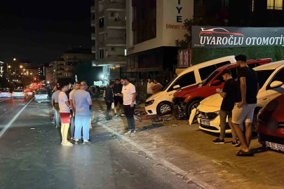 Kontrolden çıkıp savrulan Fiat Tofaş, oto galerideki araçlara çarparak durabildi
