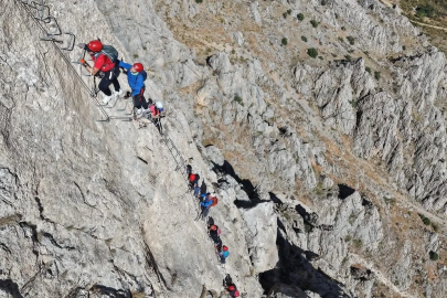 Türkiye’de tek Kemaliye’de bulunan "Via Ferrata" parkuru adrenalin tutkunlarının rotası oldu
