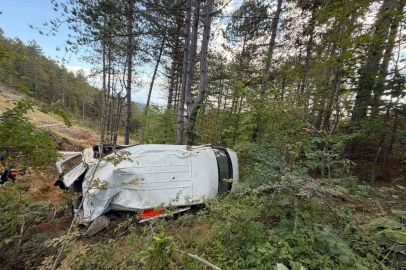 İşçileri taşıyan minibüs, şarampole yuvarlandı: 1 ölü, 4 yaralı
