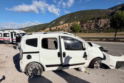 Tokat’ta hafif ticari araç takla attı: 2’si ağır 4 yaralı
