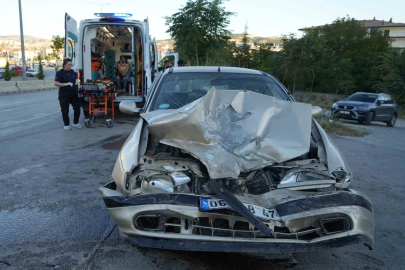 Kırıkkale’de minibüs ile otomobil çarpıştı: 3 yaralı

