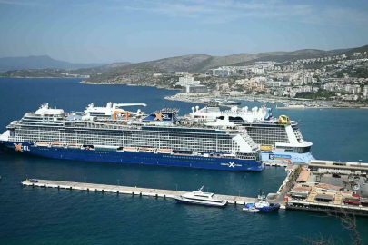 Kuşadası’na 2 kruvaziyerle 7 bin 818 turist geldi
