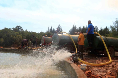 Antalyalı vatandaşlar su tankerleri ve beton mikserleriyle söndürme havuzları başına akın etti
