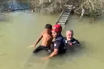 Derede mahsur kalan çocuğu itfaiye ekipleri kurtardı
