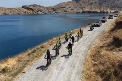 Doğaseverler Van Gölü’nün saklı cennetine pedal çevirdi
