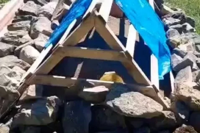 Mezarı ayıdan korumak için köpek sesi çıkaran düzenek yerleştirildi
