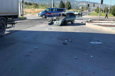 Gediz’de tır ile otomobilin karıştığı trafik kazasında 2 kişi yaralandı
