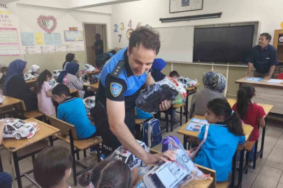 Erzincan’da polis ekiplerinden öğrencilere yeni eğitim yılı sürprizi
