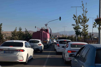 Van Gölü sahil yolunda tehlike büyüyor
