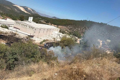 Mermer fabrikasının bahçesinde başlayıp ormanlık alana sıçrayan yangın büyümeden söndürüldü
