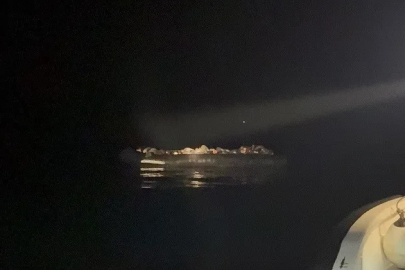 İzmir’de yasa dışı geçişe Sahil Güvenlik engeli: 55 düzensiz göçmen ve 4 organizatör yakalandı
