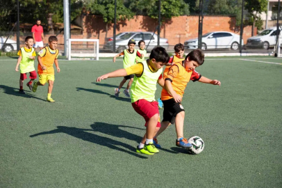 Efeler’de çocuklar için futbol kursu kayıtları başladı
