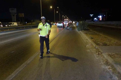 Manavgat’ta motosiklet yayaya çarptı: 1’i ağır 2 yaralı
