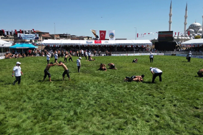 Kula Er Meydanı’nda Başpehlivan Feyzullah Aktürk
