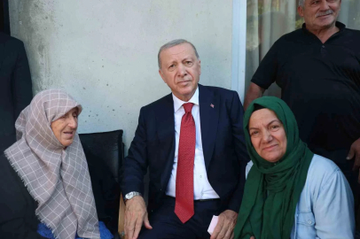 Cumhurbaşkanı Erdoğan Rize’de komşularını ziyaret etti
