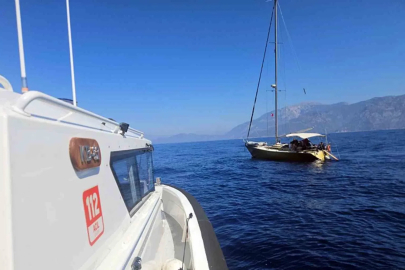 Yelkenli teknede 16’sı çocuk 64 düzensiz göçmen yakalandı
