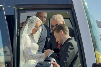 Gelin-damat düğün salonu yerine Tayyip Erdoğan’ı karşılamaya gittiler
