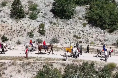 Erzincan’da asırlık gelenek atlı düğün alayıyla yaşatılıyor
