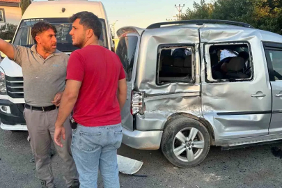 Hafif ticari araç ile kamyon çarpıştı: 3 yaralı

