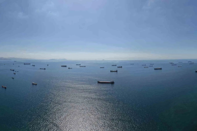 Karadeniz’deki saldırı riski nedeniyle ilerleyemeyen gemiler, İstanbul açıklarını adeta otoparka çevirdi
