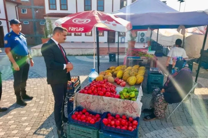 Kaymakam Titiz, meyve ve sebze tezgâhlarını inceledi
