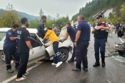 İki aracın çarpıştığı kazada 7 kişi yaralandı, aracın ön camına sıkışan vatandaşı itfaiye kurtardı
