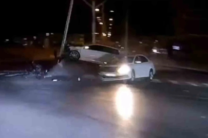 Kırmızı ışıkta geçen otomobilin kazası güvenlik kamerasında: 3 yaralı
