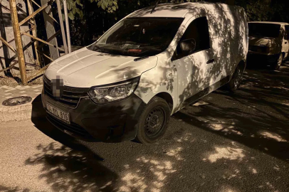 Kamyonet çift taraflı park edilen yolda bir araca çarpıp, bir otomobilin de aynasını kırdı
