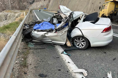 Artvin-Erzurum kara yolunda otomobil kamyonla çarpıştı: 1 ölü

