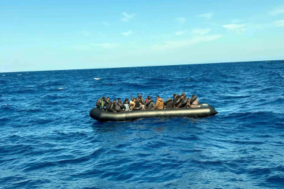 Lastik botta 39 düzensiz göçmen yakalandı
