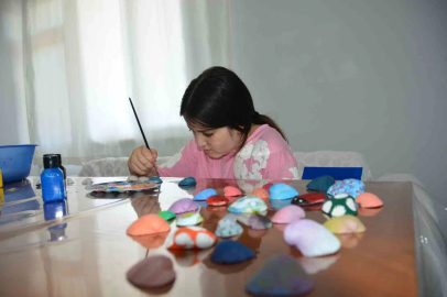 Samsunlu minik Elif Zehra, deniz kabuklarını sanat eserine dönüştürüyor
