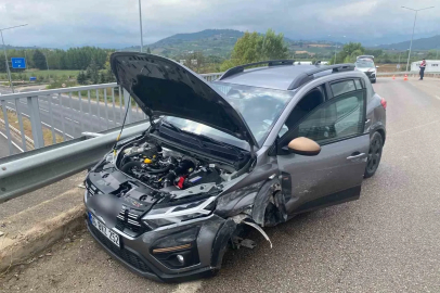 Kontrolden çıkan araç bariyerlere çarptı: 2 yaralı
