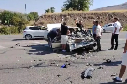 Malatya’da iki araç kafa kafaya çarpıştı: 2 yaralı
